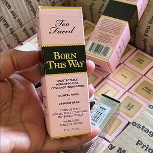 Too Faced Born This Way Foundation - light beige -